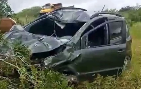 Carro capotado onde mulher e familiares estavam.