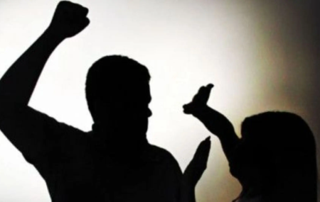 Homem batendo em mulher.