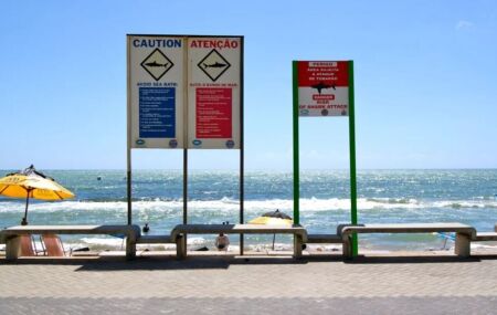 Placas de tubar&atilde;o em praia de Pernambuco.