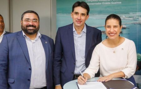 Ministro Silvio Costa Filho e Governadora Raquel Lyra assinam compromisso.