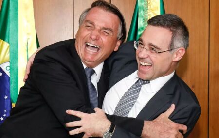 Andr&eacute; Mendon&ccedil;a e Jair Bolsonaro. 