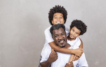 Homem ao lado de crian&ccedil;as. 