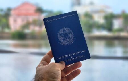 Carteira de trabalho com fundo no Recife, capital de Pernambuco.