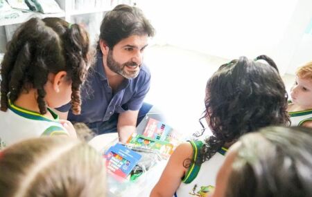 Prefeito Vin&iacute;cius Labanca entrega kits para alunos
