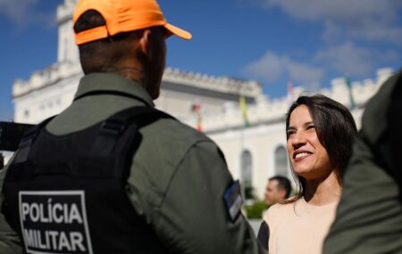 Raquel Lyra e policial militar. 