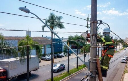 Retirada de fios irregulares no Recife pela Neoenergia.