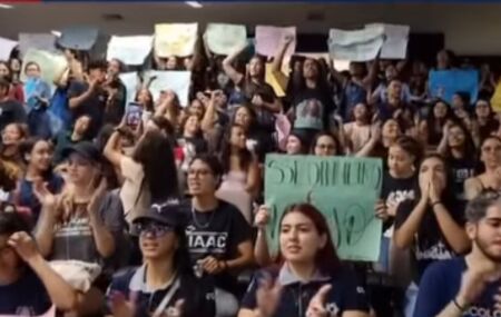 Alunos de Universidade Federal em Pernambuco protestando