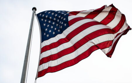  Bandeira dos EUA destaca a atua&ccedil;&atilde;o americana no combate ao Estado Isl&acirc;mico em territ&oacute;rio s&iacute;rio.