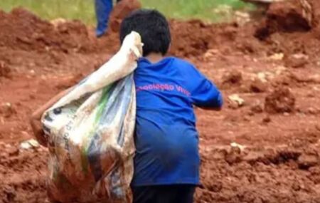 Crian&ccedil;a no Brasil trabalhando.