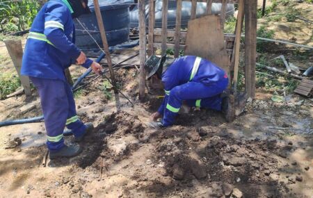 Agentes da Compesa removendo irregularidades, em Exu.