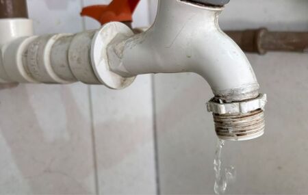 Torneira vazando &aacute;gua.