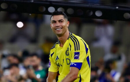 CR7 em campo com a camisa do Al-Nassr.