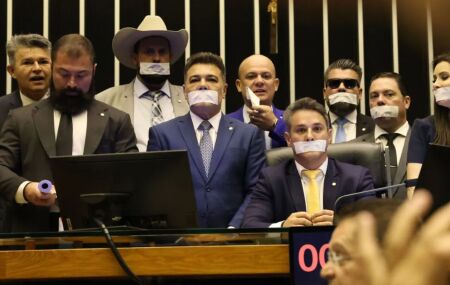 Deputados obstru&iacute;ram trabalhos no Plen&aacute;rio da C&acirc;mara.