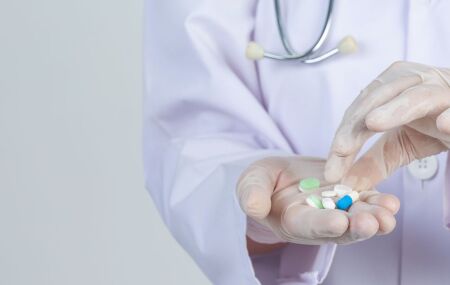 Enfermeiro segurando medica&ccedil;&atilde;o