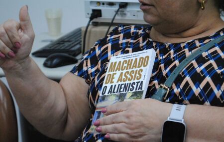 Senhora na Funape durante clube de leitura.