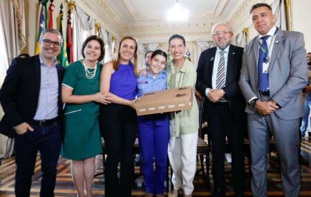 Governadora Raquel Lyra premia alunos e professores da rede estadual.