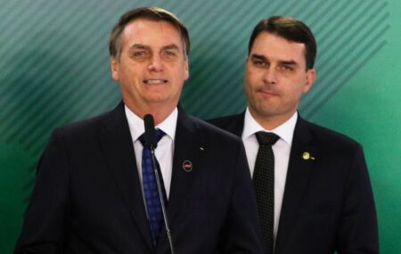 Jair e Fl&aacute;vio Bolsonaro.