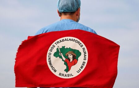 M&eacute;dico vestido com a bandeira do MST.