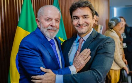 Lula ao lado de Celso Sabino, ministro do Turismo.