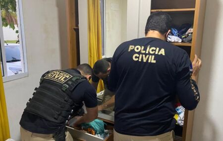 Agentes da Pol&iacute;cia Civil em opera&ccedil;&atilde;o.