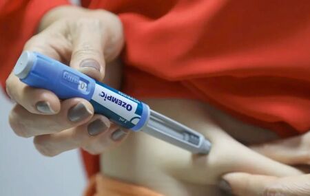 Pessoa simulando aplica&ccedil;&atilde;o de Ozempic.