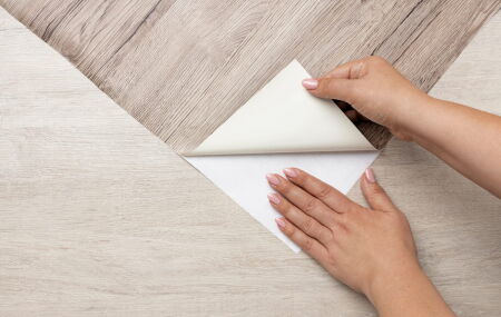 Piso autocolante, evidenciando a facilidade de instala&ccedil;&atilde;o e a beleza do revestimento, tend&ecirc;ncia para 2025.