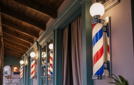 Saiba qual &eacute; o significado do poste girat&oacute;rio colorido das barbearias.