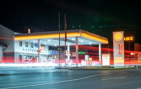 Posto de combust&iacute;vel em constru&ccedil;&atilde;o: investimento alto envolve estrutura, tanques, licen&ccedil;as e estoque inicial.