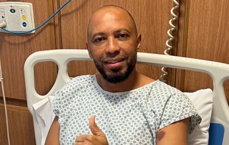 Cantor Salgadinho tranquiliza f&atilde;s ap&oacute;s cirurgia de h&eacute;rnia: "Em breve estarei de volta a todo vapor"