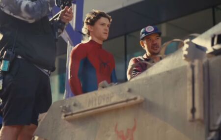 Tom Holland vestido de Homem-Aranha.