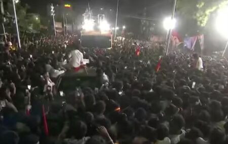 Tumulto em com&iacute;cio eleitoral na &Iacute;ndia.