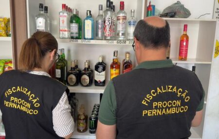 Procon Pernambuco apreende 30 garrafas de bebidas destiladas com suspeita de adultera&ccedil;&atilde;o.