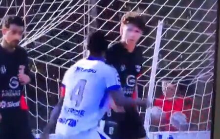 Jogador acerta soco em advers&aacute;rio ap&oacute;s suspeita de ter sido chamado de macaco.