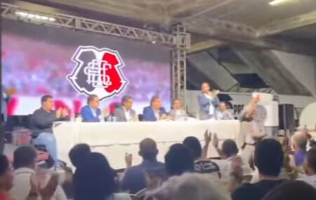 Torcedores do Santa Cruz comemoram aprova&ccedil;&atilde;o da proposta da SAF pelo Conselho Deliberativo do clube.