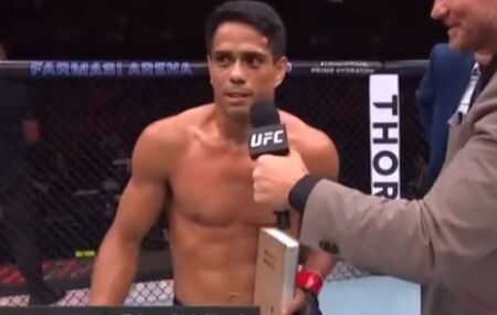 Lutador brasileiro vence card no UFC e segura B&iacute;blia ao comemorar vit&oacute;ria.