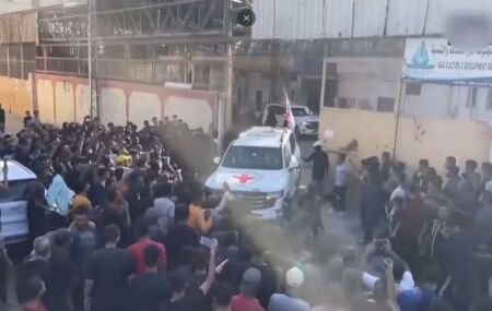 Hamas entrega primeiros sete ref&eacute;ns israelenses e inicia acordo de cessar fogo.