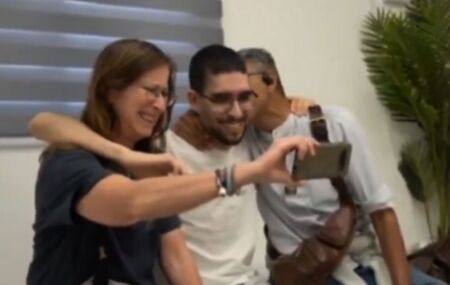 Ref&eacute;m israelense que o Hamas obrigou a cavar a pr&oacute;pria cova &eacute; libertado e reencontra a fam&iacute;lia.