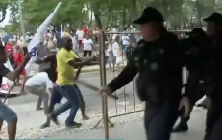 Manifestantes entram em confronto com a PM e a Guarda ao tentarem invadir a Prefeitura do Recife.
