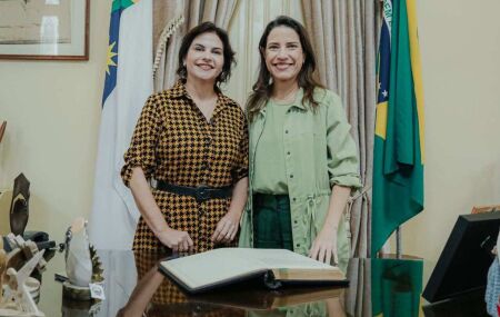 Governadora Raquel Lyra transmite cargo &agrave; vice-governadora Priscila Krause.