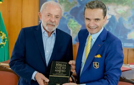 Lula se re&uacute;ne com bispo presidente da Assembleia de Deus e recebe b&iacute;blia de presente.