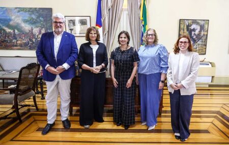 Governadora em exerc&iacute;cio Priscila Krause recebe embaixadora da Alemanha.