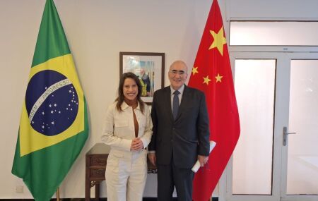 Raquel Lyra destaca Porto de Suape como oportunidades de neg&oacute;cios em reuni&atilde;o com empresas chinesas.