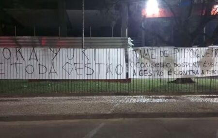 Ilha do Retiro amanhece com faixas em protesto contra elenco e presidente do Sport.