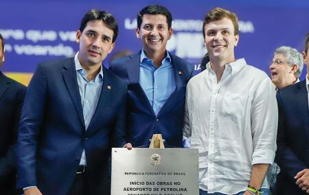 Ministro Silvio Costa Filho e prefeito Sim&atilde;o Durando comemoram novo voo Petrolina - Salvador.