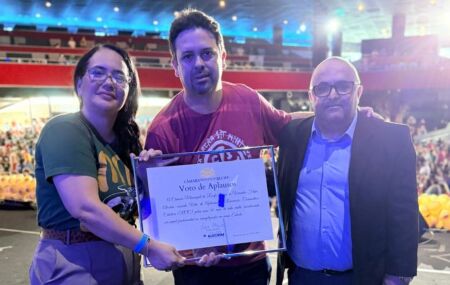 Felipe Alecrim entrega homenagem ao grupo Renova&ccedil;&atilde;o Carism&aacute;tica Cat&oacute;lica.