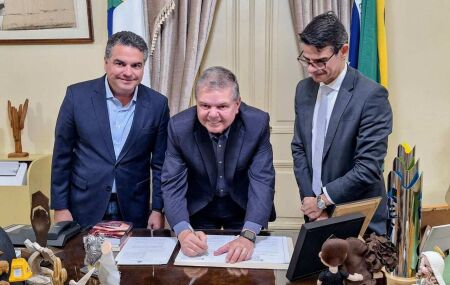 Governador em exerc&iacute;cio Ricardo Paes Barreto sanciona lei que cria cotas raciais em concursos.