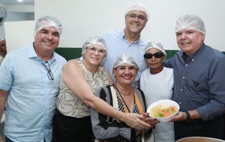 Governador em exerc&iacute;cio Ricardo Paes Barreto participa da inaugura&ccedil;&atilde;o de nova cozinha comunit&aacute;ria.