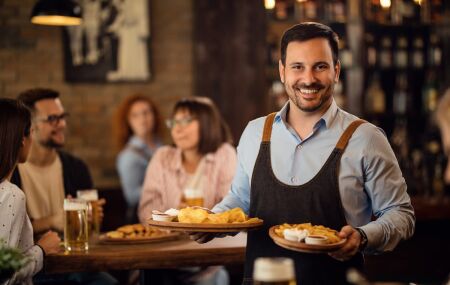 Descubra o que ajudar o gar&ccedil;om a recolher pratos revela sobre seu perfil. 