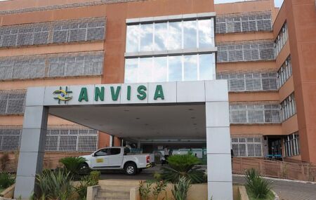 Fachada do pr&eacute;dio da Anvisa, em Bras&iacute;lia, onde s&atilde;o tomadas decis&otilde;es sobre a fiscaliza&ccedil;&atilde;o e retirada de produtos irregulares do mercado.