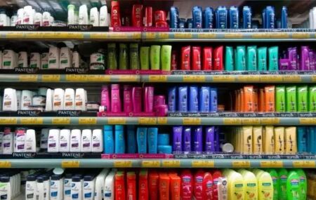 Prateleiras de mercado com produtos capilares.